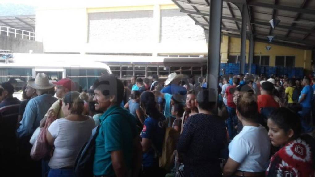 El éxodo por la Semana Santa en San Pedro Sula, zona norte de Honduras, mantienen a las diferentes empresas de transporte de la Gran Central Metropolitana de Buses sin boletos disponibles.