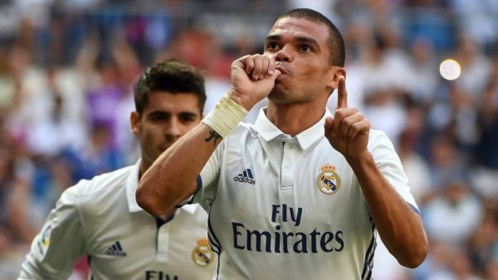 Pepe: El defensor portugués del Real Madrid le ha comunicado a Cristiano Ronaldo que no sigue en el club blanco en la próxima campaña y al parecer clubes como el Inter y PSG negocian su llegada.