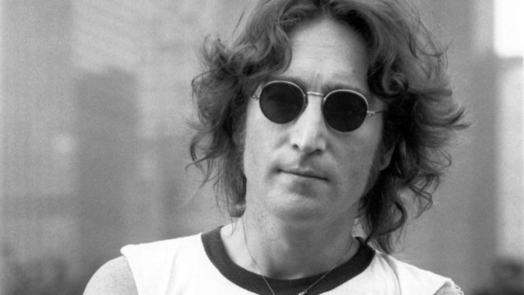 John Lennon, vocalista de The Beatles, fue asesinado el 8 de diciembre de 1980. Lennon se dirigía hacia su apartamento cuando fue ultimado de varios disparos por Mark David Chapman, a quien el cantante le había dado su autógrafo ese mismo día por la mañana.