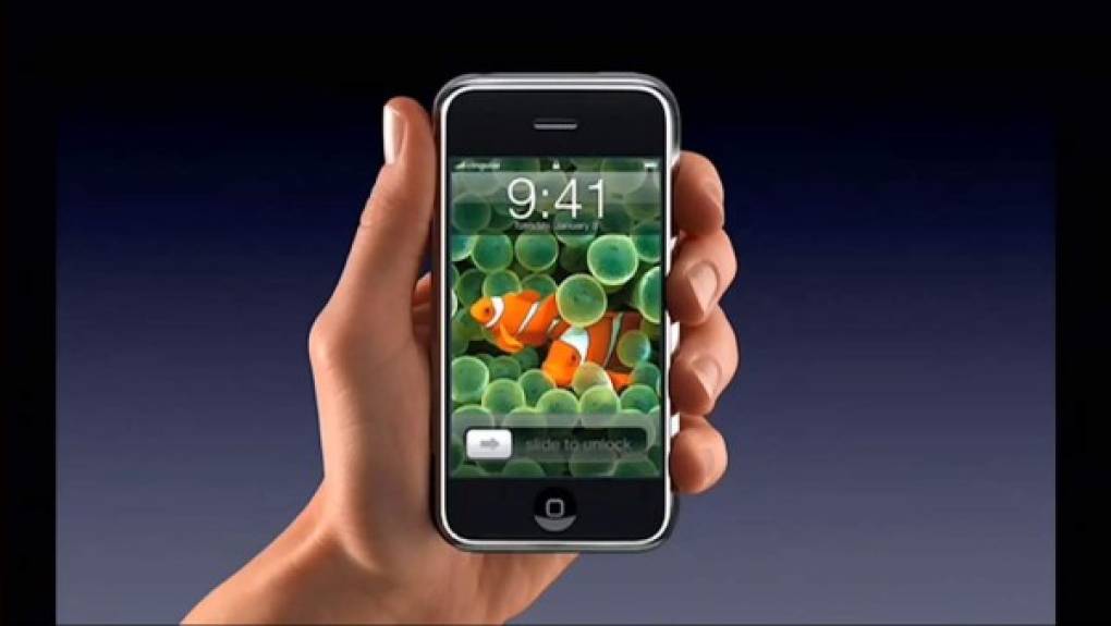 El icónico iPhone, precursor de los teléfonos inteligentes actuales, hizo su debut en 2007. Hoy por hoy, tras varias generaciones de mejoras, genera la mayor parte de los ingresos de la compañia.
