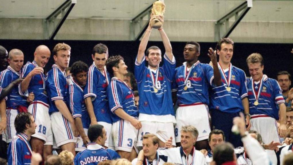 Mundial de Francia 1998 - La Francia de Zinedine Zidane se convertiría en campeón del mundo por primera vez en su historia tras bordar el torneo, en el que además actuaban de local al ser sede. En la final, disputada en el Stade de France, Les Bleus arrollaron a Brasil (3-0).