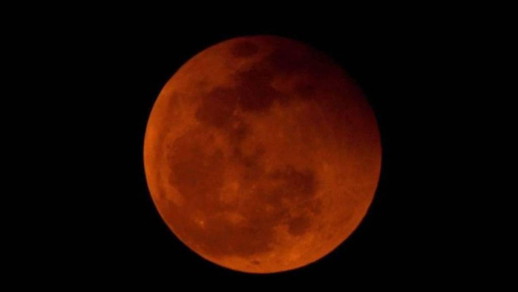 Roberto Carías, experto en astronomía compartió que actualmente no hay un evento o indicador del cambio del color rojo de la Luna, simplemente se debe a la gran contaminación que hay en los cielos hondureños y por eso la luna presenta ese extraño color.