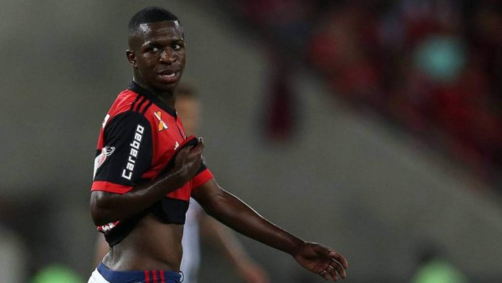 'Vinicius Júnior ya es del Real Madrid'. Así de rotundo se ha mostrado Kleber Leite, expresidente de Flamengo, en Fox Brasil, a la hora de hablar de la gran perla del club brasileño. El mandatario confirma la noticia y ya data la posible fecha de aterrizaje del futbolista en el equipo español. 'Su salida se podría dar el próximo año y le veremos con la selección brasileña en enero de 2019 o, más probable, en julio de 2019', afirma categórico, al mismo tiempo que dio algunos detalles sobre la negociación: 'La cláusula ahora para un traspaso al extranjero es de 45 millones de euros, es decir, el mismo precio que el Real Madrid le va a pagar al Flamengo...'.