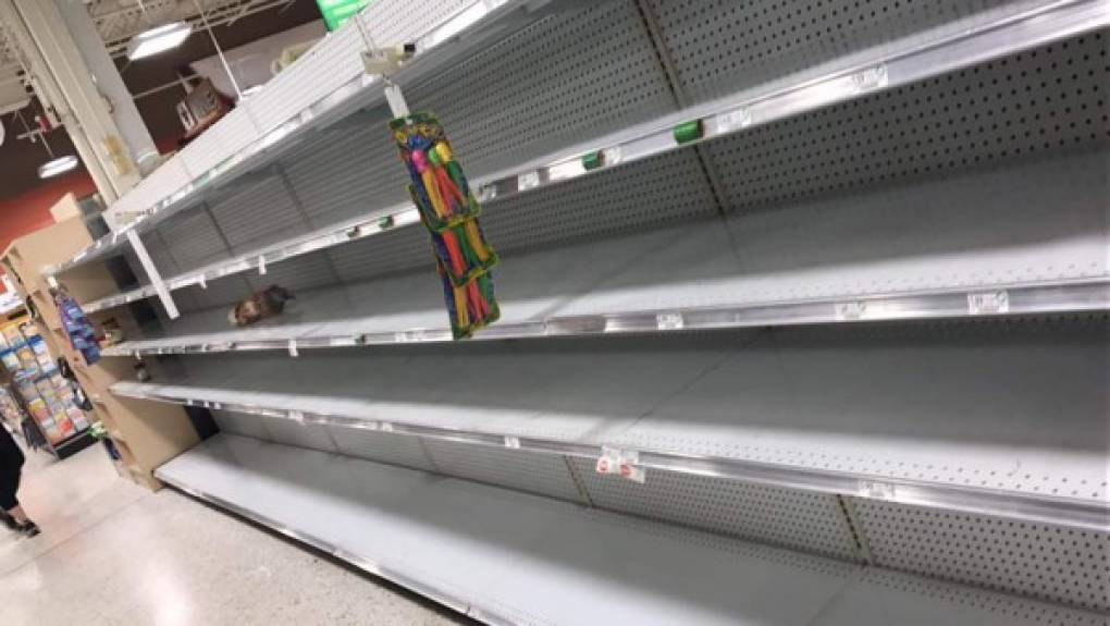 Ivy Mejía envía su foto desde Miami afirmando que el agua embotellada ya se ha agotado en varios supermercados.