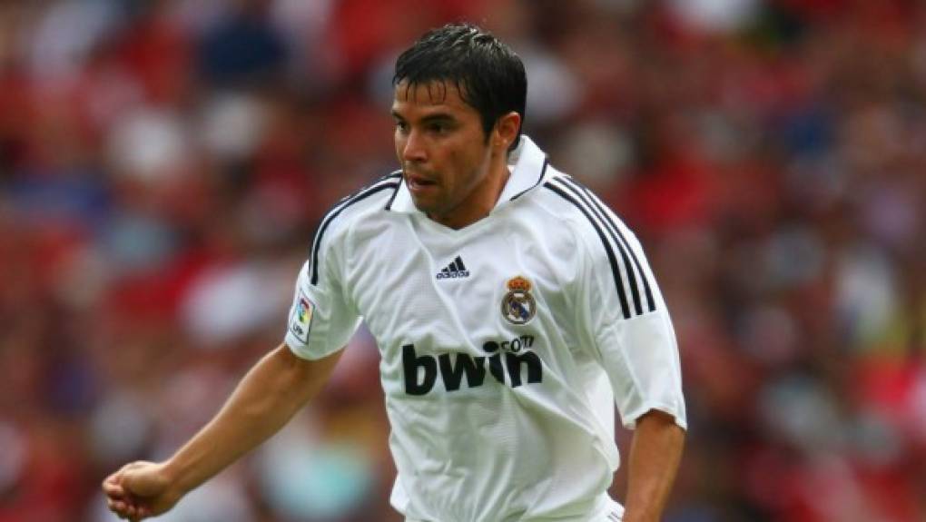Javier Saviola. Luego del buen paso por el Sevilla, el argentino llegó libre al Real Madrid, pero nada más disputó 17 juegos anotando 4 goles del 2007-2009.