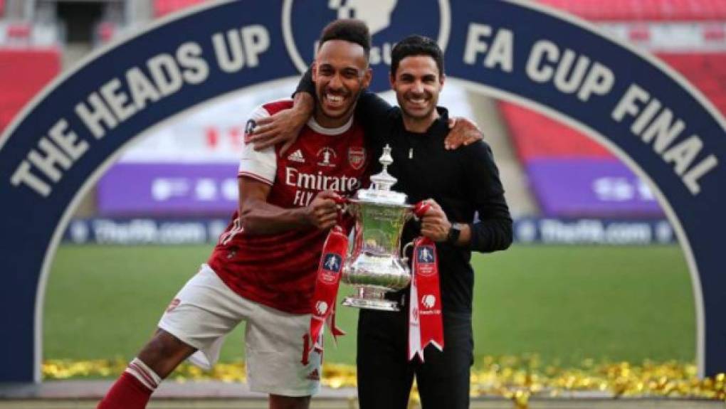 Mikel Arteta, entrenador del Arsenal, aseguró después de conquista la FA Cup que quier construir el equipo 'alrededor de Aubameyang', cuya renovación tiene en vilo al Emirates. 'Todos le quieren en el club, esperamos que pueda continuar con nosotros. Creo que renovará', dijo el técnico