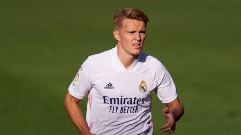 Según Skysport, el Arsenal también quiere a Martin Odegaard, quien busca salir del Real Madrid ante la falta de minutos por parte de Zidane. El citado medio informa que es la segunda vez que intentan hacerse con los servicios del madridista.