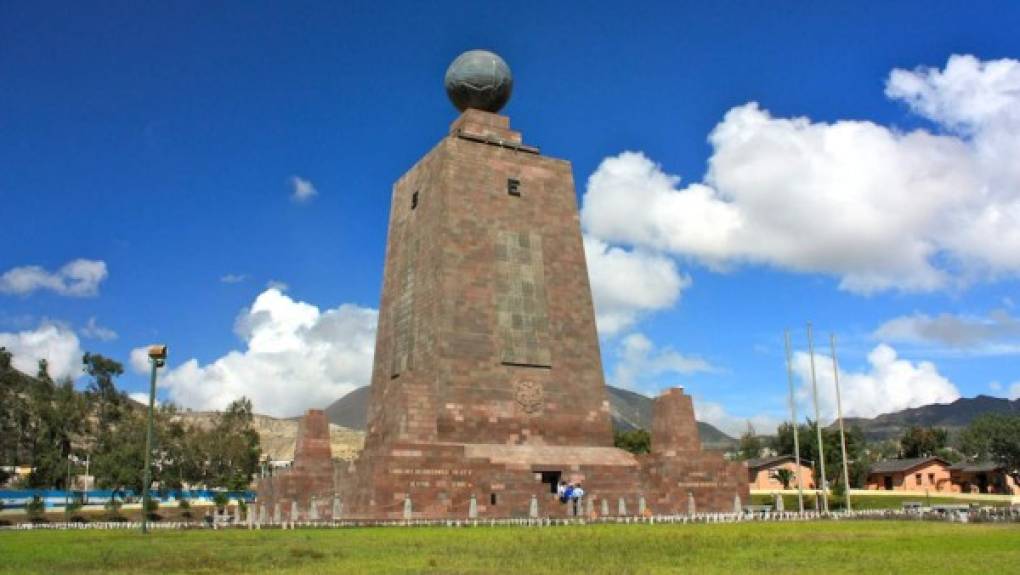 2. Ecuador.<br/><br/>Ubicado en el norte de Sudamérica, Ecuador goza de un clima tropical privilegiado, la cordillera de Los Andes y parte de la selva Amazónica.<br/><br/>Además, aquí se encuentra el punto exacto que divide al hermisferio norte del hemisferio sur, este es el único punto de la Tierra donde la latitud es igual a cero. <br/>