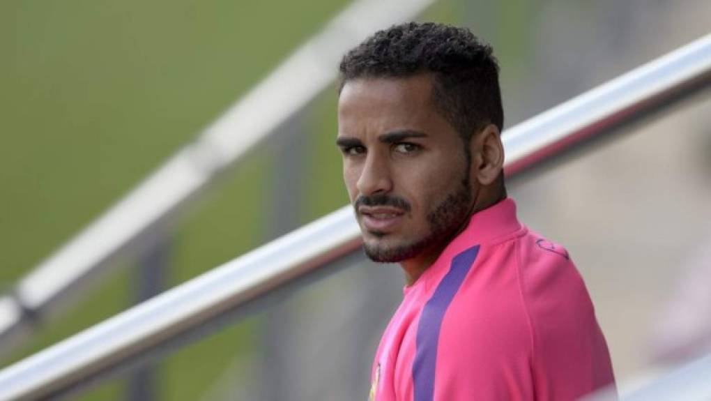 Douglas: El lateral derecho brasileño es el otro descartado por Barcelona.