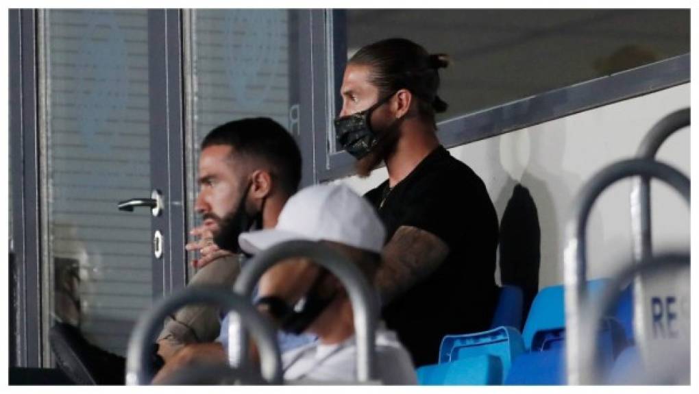 Sergio Ramos y Dani Carvajal, baja por sanción, estuvieron observando el partido en la grada del estadio Alfredo Di Stéfano.