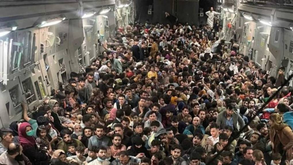 El avión de carga lleno de afganos: La foto de 640 afganos apretujados el domingo dentro de un avión de carga C-17 de la Fuerza Aérea estadounidense es un potente símbolo de la prisa, el caos y la angustia que han marcado el esfuerzo de evacuación.