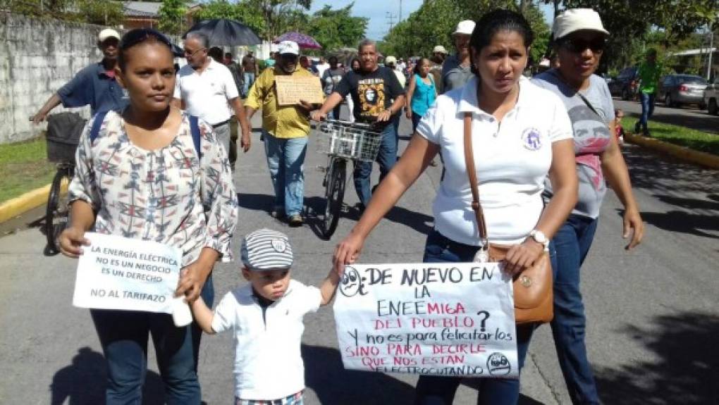 Centenares de pobladores protestaron este jueves frente al edificio de la Empresa Nacional de Energía Eléctrica (Enee) en La Ceiba, Atlántida, cansados de supuestos cobros excesivos por el servicio de energía eléctrica. <br/>