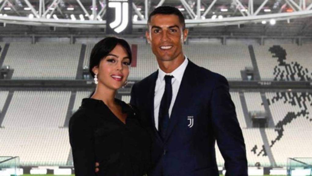 Desde 2017, la pareja no ha cesado de mostrarse en redes sociales, siendo la modelo quien más comparte de su vida a lado del jugador del Juventus y de sus cuatro hijos. En su cuenta de Instagram, es normal ver con frecuencia videos de los pequeños Eva, Mateo y Alana, jugando con su hermano mayor, Cristiano Jr.