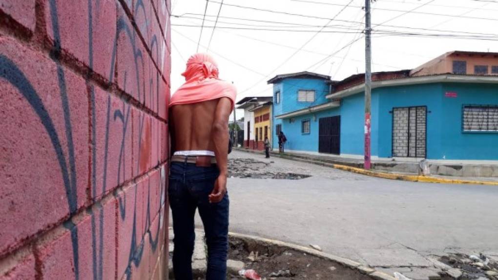 Según el diario La Prensa, de Nicaragua, los pobladores reportaron que la ciudad se encuentra rodeada por paramilitares encapuchados y armados con escopetas y AK 47.