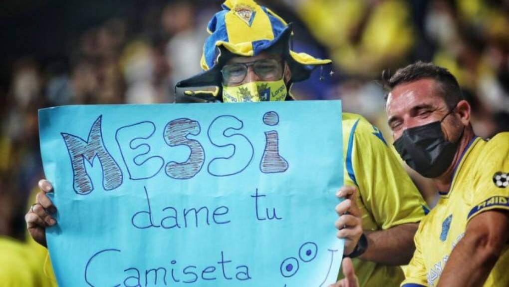 La pancarta de unos aficionados del Cádiz con dedicatoria a Messi, quien se fue del Barcelona y fichó por el PSG.