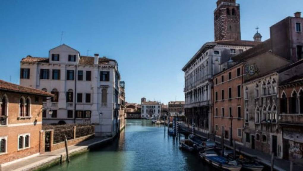 La ausencia de turistas en Venecia por la cuarentena en Italia tras la epidemia de coronavirus que ya deja más de 2,000 muertos en ese país europeo, ha provocado un impacto positivo en el medio ambiente.