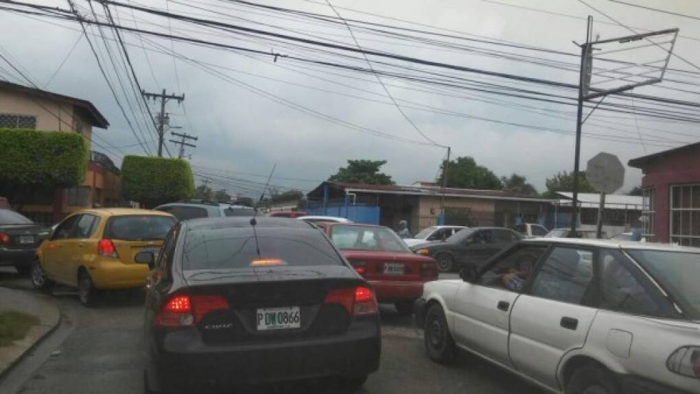 Un verdadero caos se vive este jueves en el bulevar del este a San Pedro Sula, zona norte de Honduras, debido a un tráfico vial cuya fuente por ahora es desconocida.