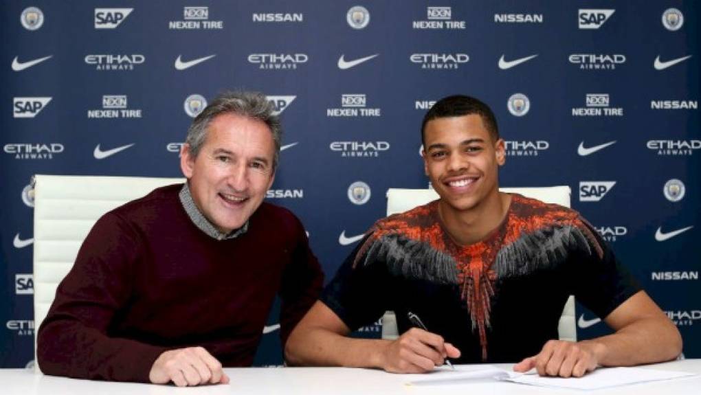 El Manchester City que dirige Pep Guardiola ofreció una rueda de prensa, con Txiki Begiristain al frente, para dar a conocer la renovación de Lukas Nmecha para las tres próximas temporadas. El joven jugador, de 19 años, amplía así su compromiso con los citizens.