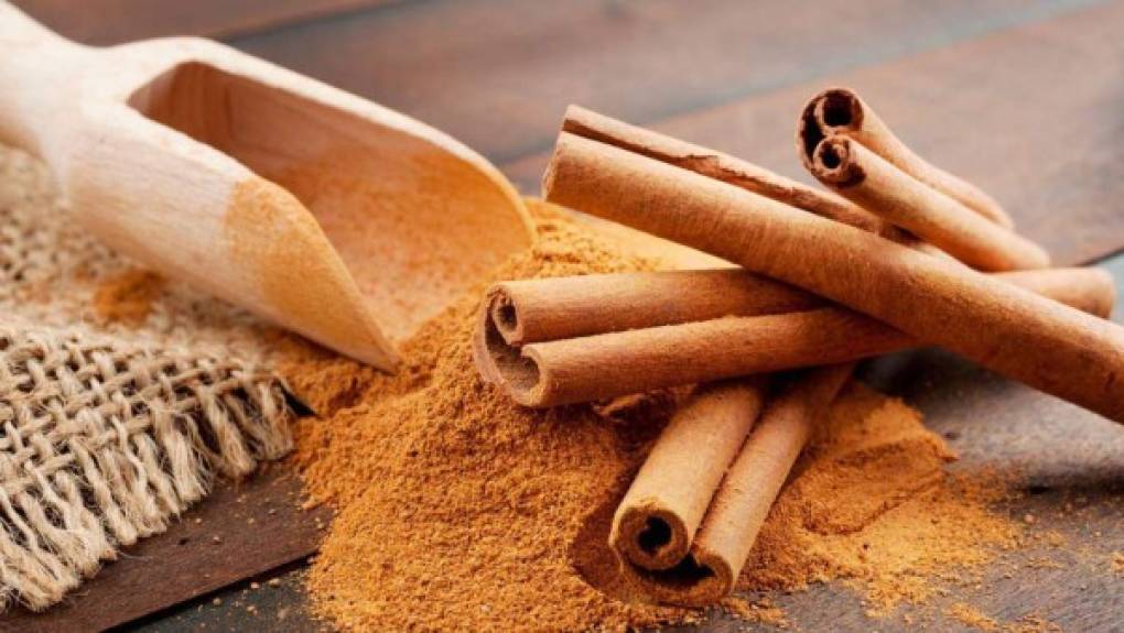 El exquisito aroma y sabor de la canela es muy versátil en la cocina, es ideal para dar un toque único a bebidas y postres . Pero sus bondades no quedan ahí, muchas de sus propiedades son beneficiosas para su salud.