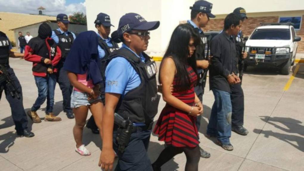 Tras varios días de seguimiento la Policía Nacional ejecutó este jueves un operativo en la colonia Villeda Morales de Comayaguela para capturar a cuatro integrantes de una estructura criminal. La acción fue llevada a cabo por funcionarios del departamento de Delitos Contra la Propiedad y del departamento de Delitos Contra la Vida de la Dirección Policial de Investigaciones (DPI) quienes identificaron a los sospechosos.