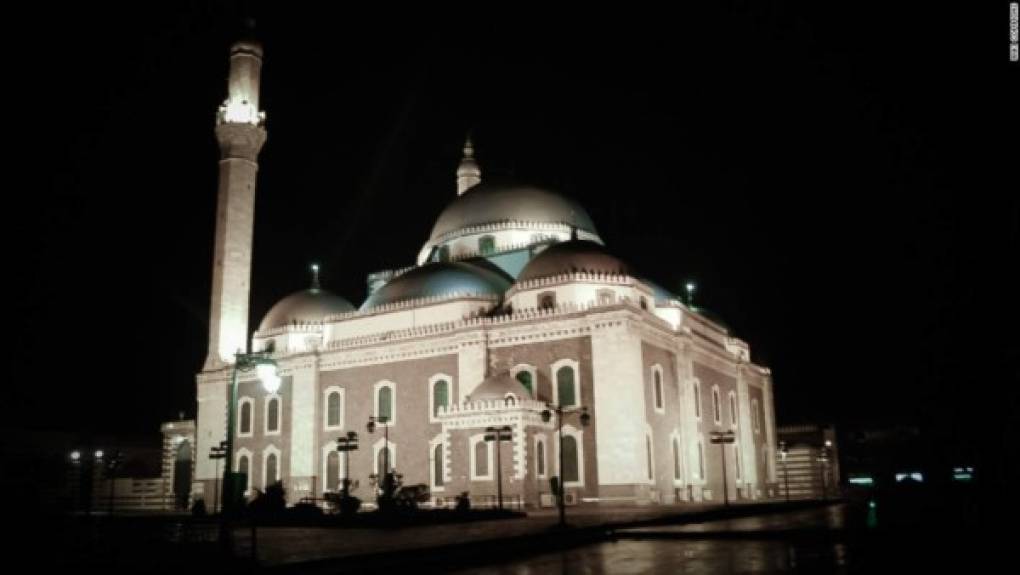 Mezquita Khaled Ibn Walid, Siria — Es una de las mezquitas de estilo otomano más famosas de Siria, que también muestra la influencia Mamluk con sus contrastes claros y oscuros. El lugar se convirtió en un centro de la batalla por Homs, que era una línea de frente del conflicto. El mausoleo sagrado ha sido completamente destruido, y muchos de los interiores incendiados.