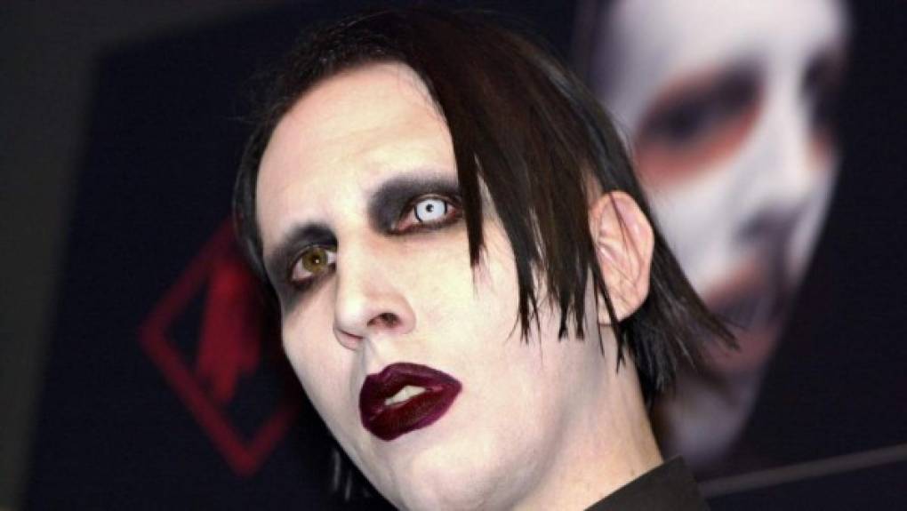 A sus 52 años, Marilyn Manson ha creado un personaje público con una imagen inquietante y de inspiración gótica. Usa maquillaje y lentes de contacto de diferentes colores y el pelo negro.