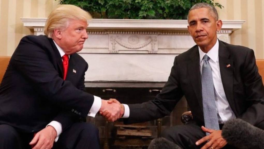 EL INCÓMODO APRETÓN CON OBAMA<br/>El traspaso de una presidencia estadounidense a otra tiene una tradición de ser pacífica, pero cuando a Barack Obama le tocó cederle la silla presidencial a Trump, ninguno de los dos pareció disfrutar particularmente del momento.