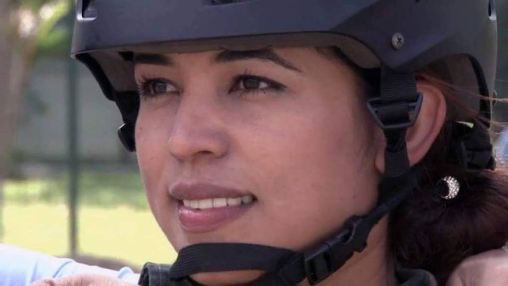 Génesis Salazar se convirtió en la primera mujer en aterrizar en el estadio nacional de Tegucigalpa en la historia de los desfiles de independencia de Honduras.