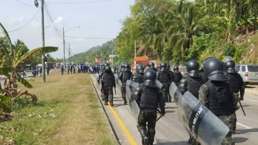 Los policías antimotines buscaban liberar las vías.