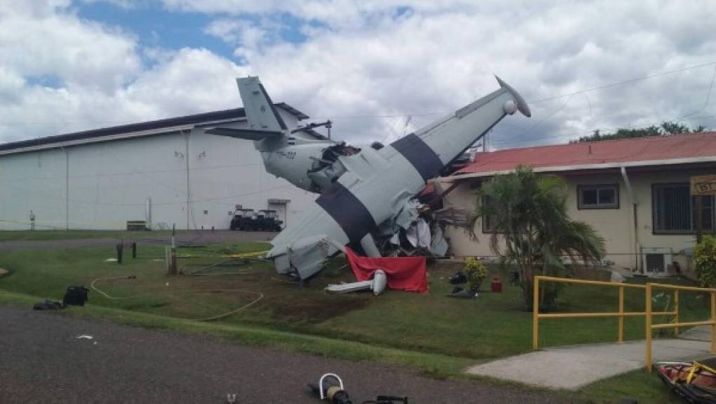 La avioneta quedó parcialmente destruida.