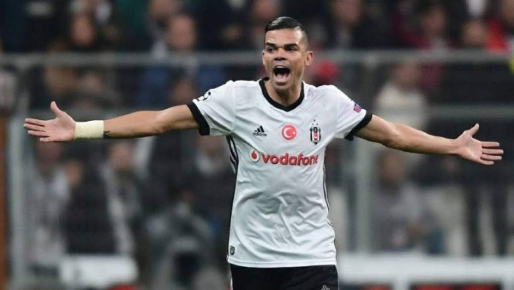 El veterano defensor portugués Pepe estaría barajando cambiar de aires y el Al-Ittihad sería el mejor colocado para hacerse con sus servicios. Según A Bola, el ex jugador del Real Madrid podría dejar el Besiktas turco para aventurarse en una liga menos exigente, la saudí. El central ahora mismo se encuentra concentrado con la selección de Portugal para la preparación del Mundial. Foto AFP