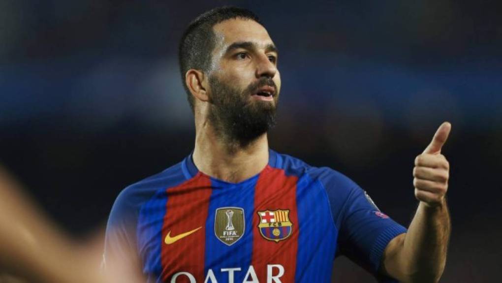 Arda Turan no se lo va a poner fácil al Barça. El club quiere deshacerse del turco y espera ingresar una cantidad cercana a los 34 millones que pagó por él, pero ahora mismo parece complicado. El entorno del jugador ya avisa de que su intención es cumplir escrupulosamente el contrato que tiene con la entidad azulgrana y que sólo está dispuesto a moverse si le llega una oferta realmente interesante.