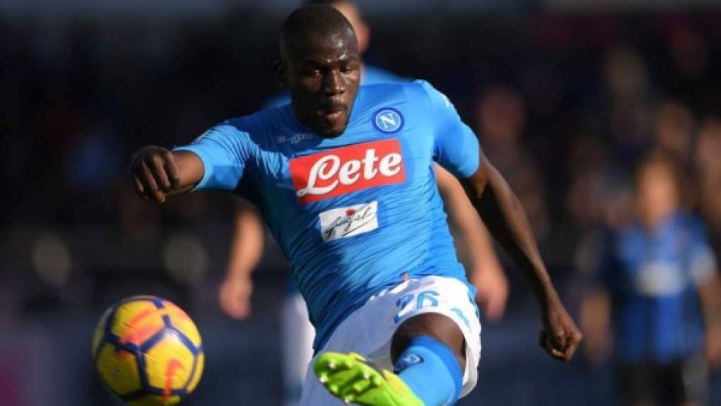 El presidente de Napoli, Aurelio Di Laurentiis, ha declarado a Sky Sport que el precio de Koulibaly ha bajado 10 millones. El polémico mandatario, que hace una semana tasaba al central en 100 kilos, lo vendería ahora por 90. Manchester United se ha interesado en ficharle.