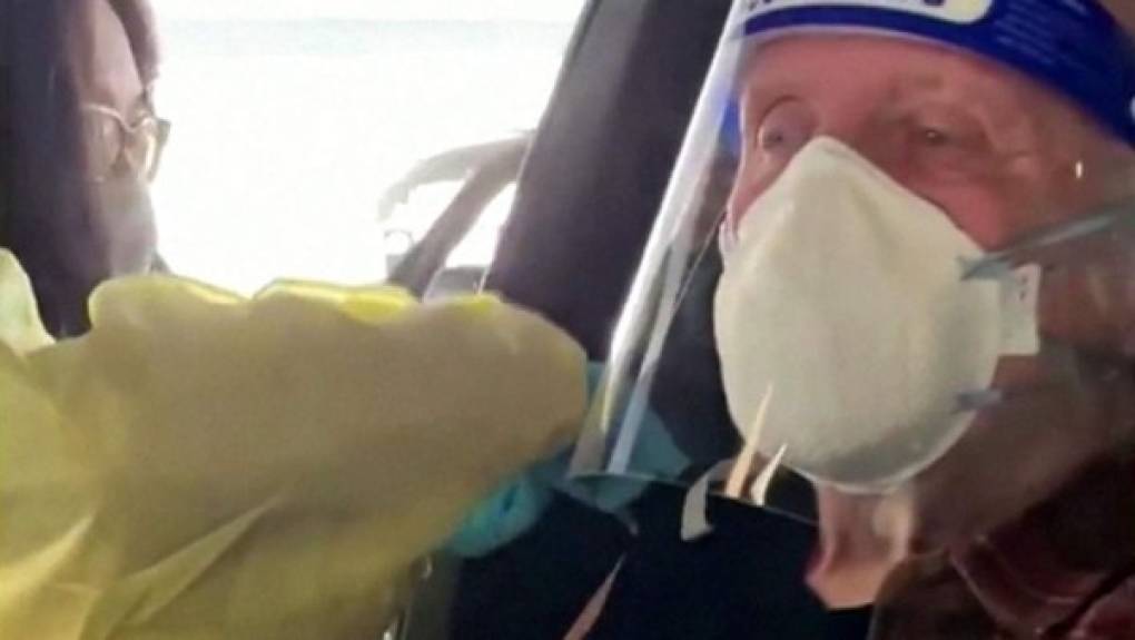 El actor Anthony Hopkins, protagonista de 'El silencio de los inocentes', de 83 años, reveló que ya había recibido la primera dosis de la vacuna contra el coronavirus, y subió un video a su cuenta de Twitter para mostrar cómo fue el proceso. “Una luz al final del túnel tras un año de cuarentena autoimpuesta”, escribió Anthony Hopkins.