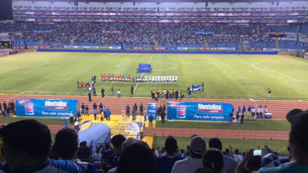 Imagen panorámica del estadio Olímpico antes del inicio del partido entre hondureños y trinitecos.