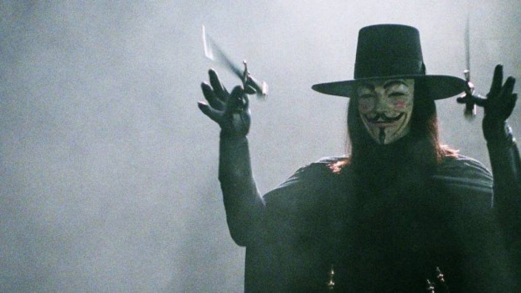 Revoluciones instigadas por un misterioso hombre enmascarado en 'V for Vendetta', la adaptación del cómic de DC que traslada a una Gran Bretaña controlada por un gobierno fascista, con una joven Evely (Natalie Portman) erigida por el oscuro 'V' como su colaboradora para devolver la libertad al país.<br/><br/>Una cinta inspirada por los valores anarquistas, con una sociedad descontenta e incontrolable, en la que cada noche reina el toque de queda y las masas de revolucionarios se reúnen, provistos de sus máscaras, para asaltar al poder que les mantiene cautivos a base de toda una retórica del horror que recuerda a los peores regímenes totalitarios de la Historia.<br/>