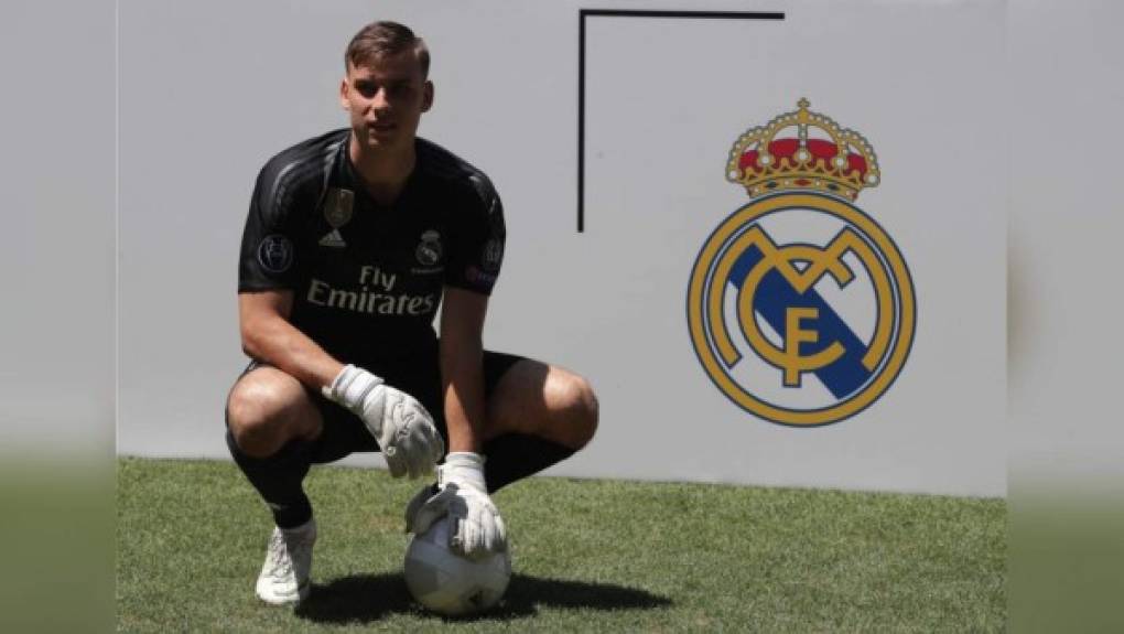 Andriy Lunin regresará a la disciplina del Real Madrid para ser el segundo portero del primer equipo el próximo año. El club blanco ya le habría comunicado al meta ucraniano, que esta temporada ha estado cedido en Valladolid y Oviedo, que será el suplente del belga Thibaut Courtois a partir de la próxima temporada, teniendo así el futbolista de 20 años la oportunidad de empezar a demostrar su potencial en el conjunto blanco, que recordemos que en su día pagó 12 millones por su traspaso.