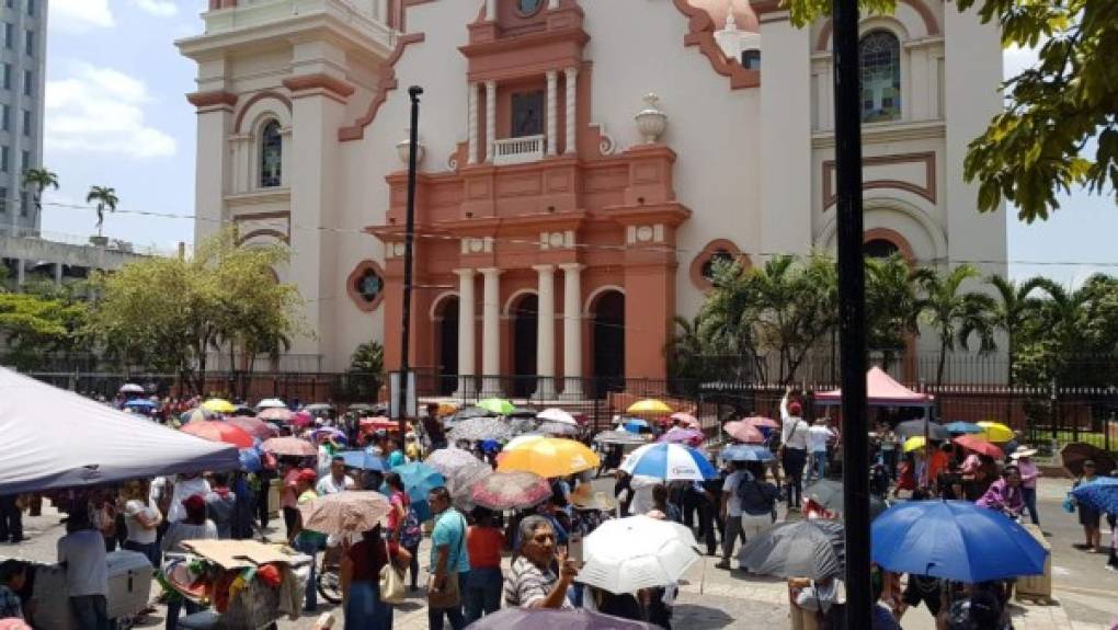 Parte de la movilización se detuvo en el Parque Central, frente a la catedral San Pedro Apostol.
