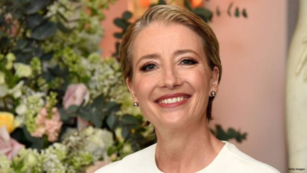 Emma Thompson ha dejado claro que ella no cree en Dios. “Soy atea; supongo que me pueden llamar una especie de anarquista libertaria. Observo la religión con miedo y sospecha. No es suficiente decir que yo no creo en Dios. Realmente considero al sistema como inquietante: me siento ofendida por algunas de las cosas que se dicen en la Biblia y en el Corán y las refuto”.<br/>