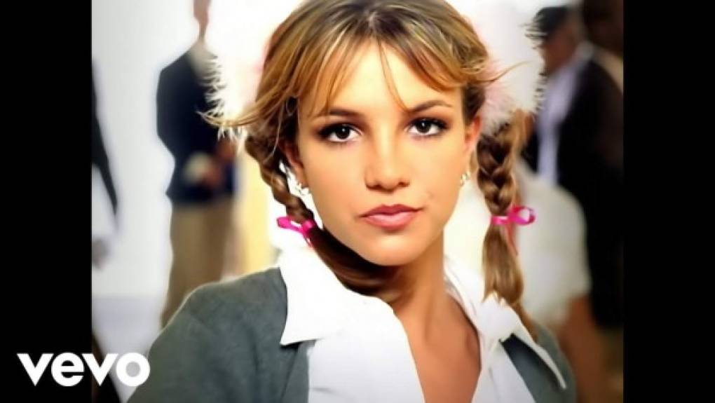 'Baby One More Time' fue su internacionalización.<br/><br/>De la mano de Max Martin, el sueco descubridor de talentos que también ha trabajado con Artista como Katy Perry, Avril Lavigne, Nicki Minaj, P!nk, Usher, Adele, Taylor Swift, Celine Dion, Selena Gomez y Justin Bieber, entre otros, Britney lanzó en 1999 su primer ?álbum: Baby One More Time.<br/>Con esta producción de estudio, donde se incluyen éxitos como 'Sometimes', '(You Drive Me) Crazy', así como el homónimo al disco, alcanzó de inmediato fama internacional.