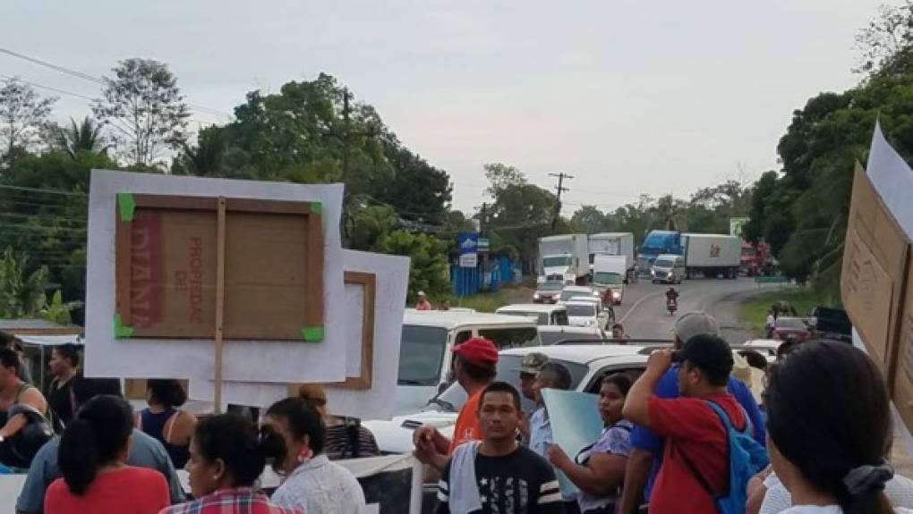 En cumplimiento a ese llamado al Paro Nacional convocado por la Plataforma en Defensa de la salud y la Educación, esta mañana también fue tomada la carretera hacia el Puerto de Tela, Atlántida, a la altura de la comunidad de Toyós.