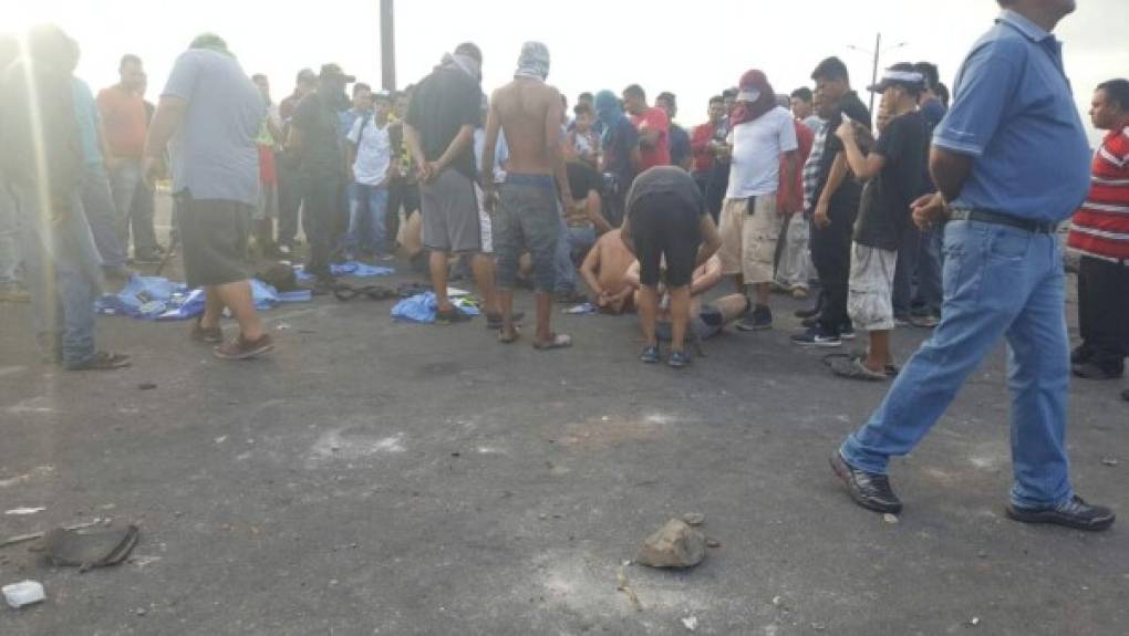 Los agentes fueron humillados frente a los demás manifestantes que les gritaban en un acto de desacato a la autoridad.