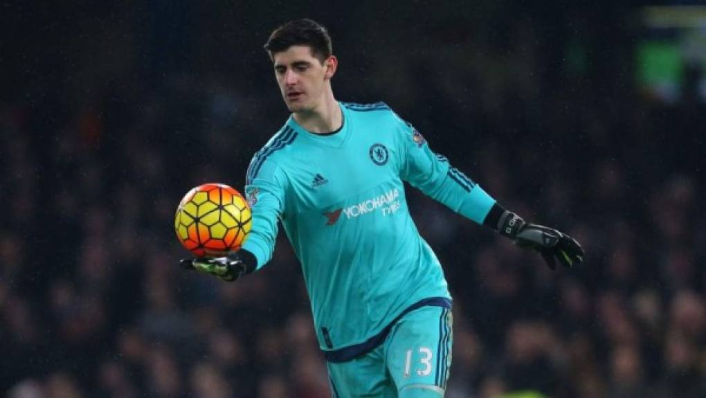 Según Onda Cero, el Real Madrid y el guardameta del Chelsea, Thibaut Courtois, ya negocian para llegar a un acuerdo. Lo más complicado será hacer con el Chelsea, quién no quiere ni oír hablar de una posible salida de su portero titular.