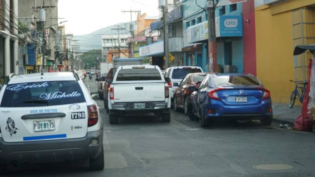 Este es el desorden que se vive cada día a pocas cuadras del Palacio Municipal.