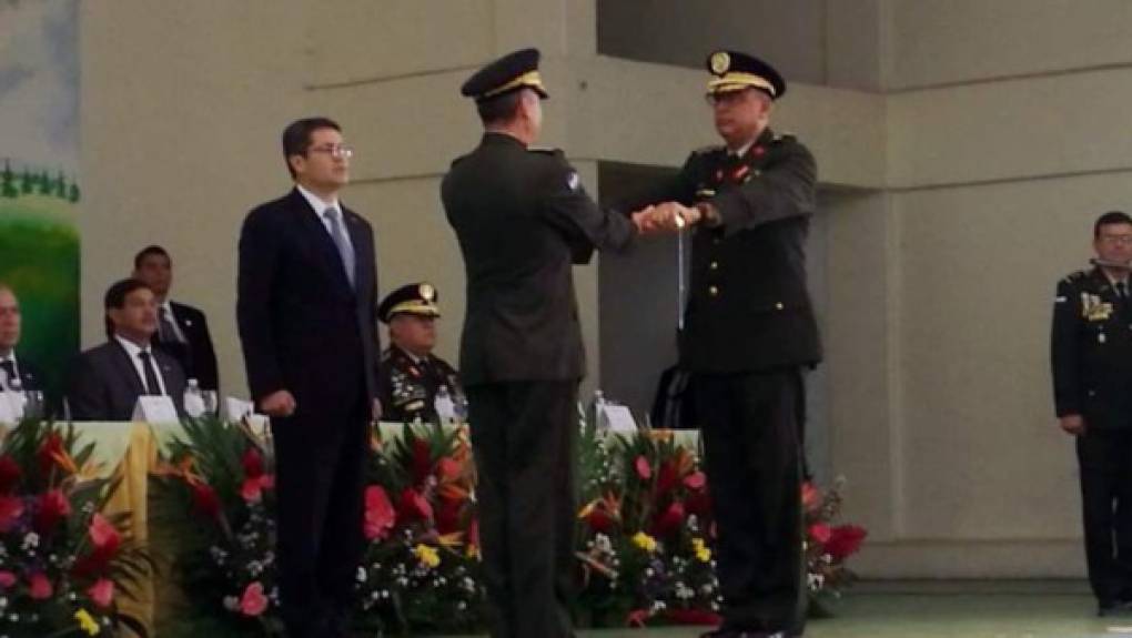 El recién nombrado Jefe del Estado Mayor Conjunto , el General de Brigada René Orlando Ponce Fonseca, fue juramentado por el presidente Juan Orlando Hernández en la ceremonia de traspaso de mando llevada a cabo este jueves en Tegucigalpa, capital de Honduras. El Jefe saliente, General Francisco Álvarez Urbina finalizó este día su período tras su nombramiento en 2015. A la ceremonia también asistieron el presidente del Congreso Nacional, Mauricio Oliva, y el presidente de la Corte Suprema de Justicia, Rolando Argueta, junto a altas autoridades de la institución castrense.