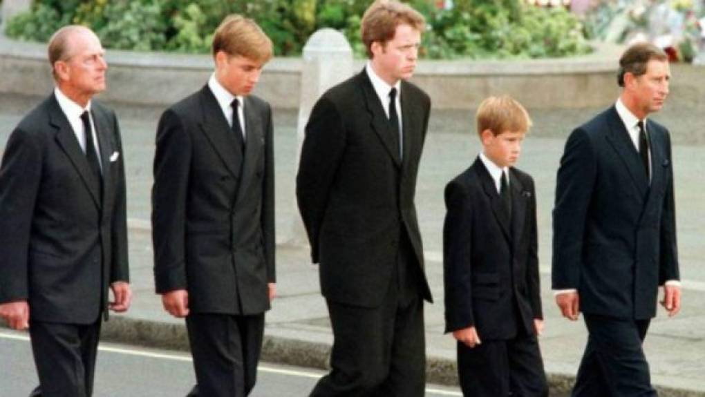 Sus problemas de salud mental se intensificaron después de la muerte de su madre, la princesa Diana, en agosto de 1997. En ese momento, Harry tenía solo 12 años. 'Soy una de las primeras personas en reconocer que, en primer lugar, tenía miedo, cuando fui a terapia por primera vez, miedo a perder', asegura.
