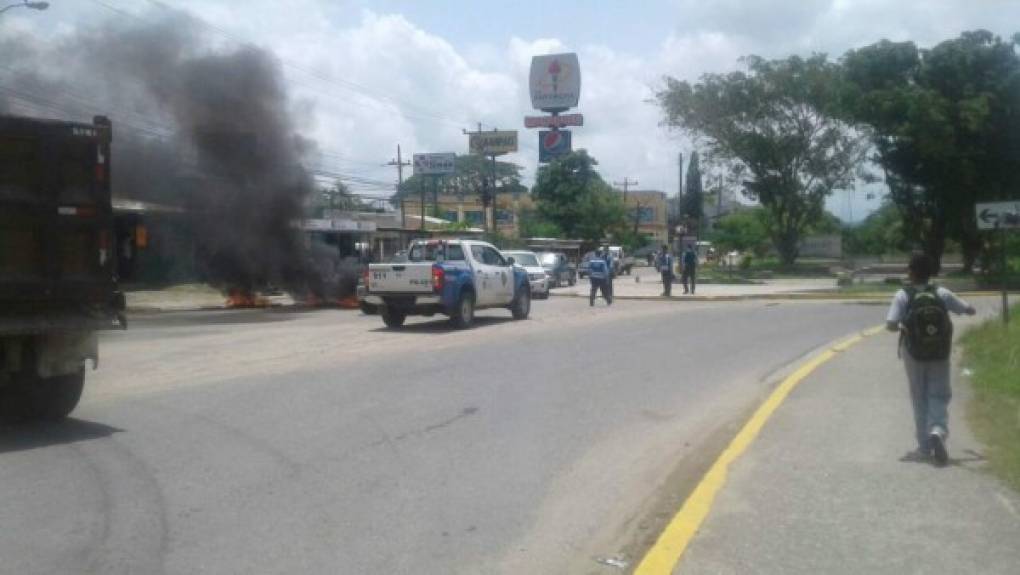 En el bulevar del norte de San Pedro Sula los conductores de buses y taxis quemaron llantas.