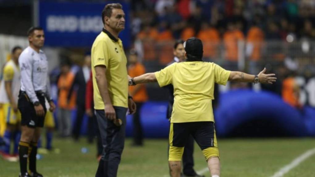 Con el paso de los minutos, en diversas ocasiones el Diego salió a gritar indicaciones a sus jugadores y también para pedir al árbitro tarjetas para el equipo rival.
