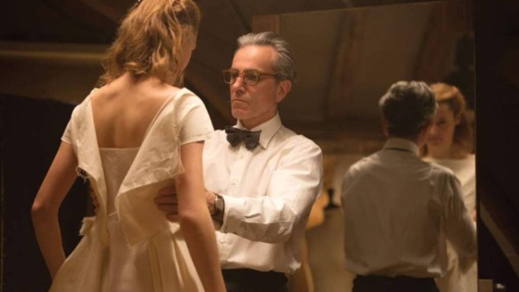 MEJOR PELÍCULA<br/><br/>Phantom Thread (El hilo invisible)<br/><br/>Reynolds Woodcock (Daniel Day-Lewis) es un diseñador poderoso que viste a la realeza y a las damas más famosas y refinadas en el Londres de 1950, pero para lograr sus maravillosas creaciones necesita a sus musas: un sinfín de mujeres que le inspiran para que continúe con una brillante carrera profesional. Sin embargo, todas ellas están de paso por su vida. Al menos, hasta que entra en su vida una joven muy especial.<br/><br/>La última película en la carrera del retirado Daniel Day-Lewis, compite en seis categorías, incuidas mejor director y mejor actor.<br/><br/>Calificación 8.5/10IMDb - 91% Rotten Tomatoes