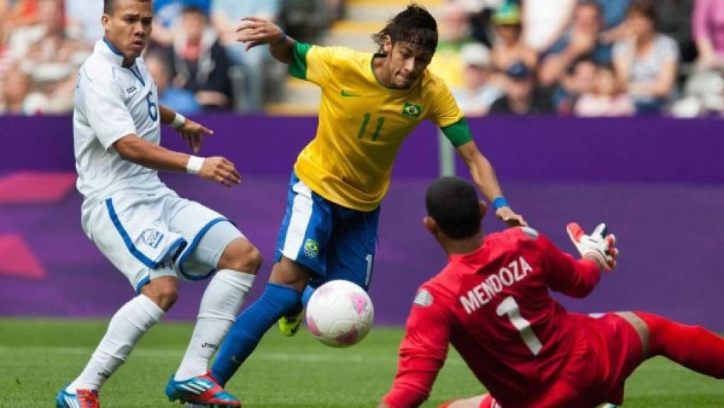 Arnold Peralta marcado a Neymar en los Juegos Olímpicos de Londres 2012, donde Honduras quedó eliminada ante Brasil.
